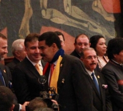 Don Felipe saluda al Presidente de Venezuela, Nicolás Maduro durante la toma de posesión del Presidente ecuatoriano, Rafael Correa